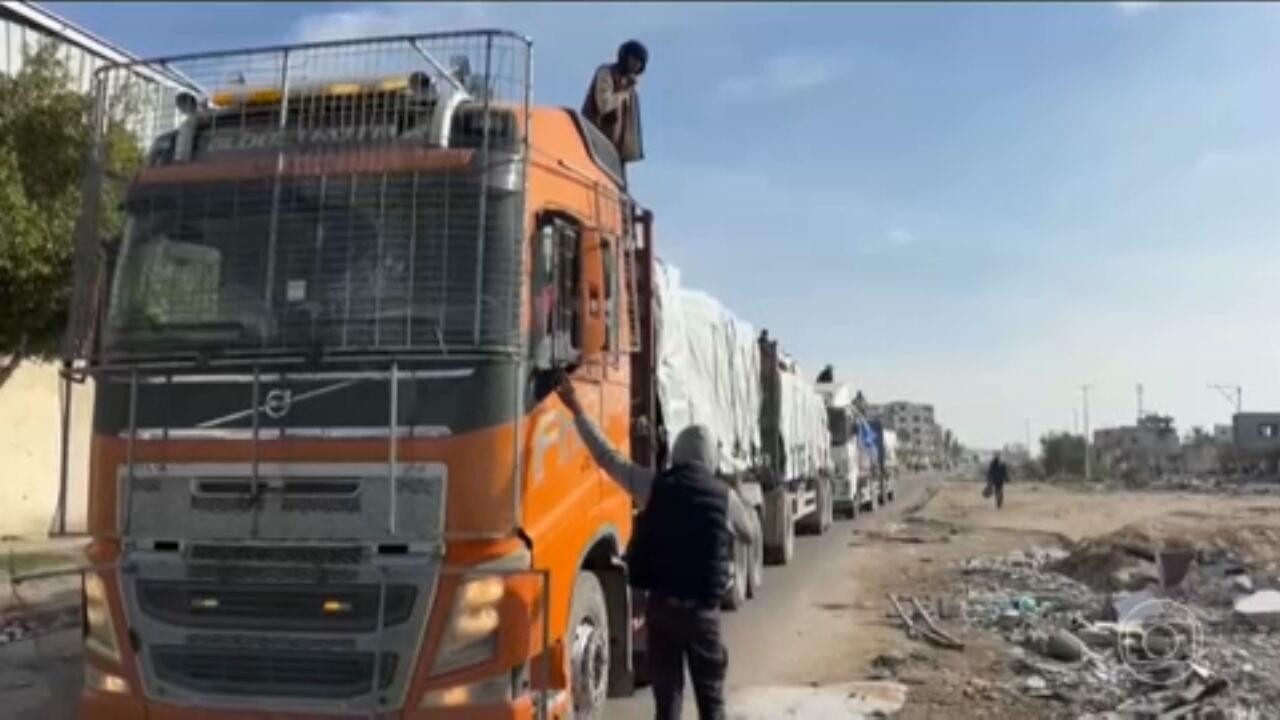 Fome em Gaza: palestinos fazem fila por comida em campo de refugiados