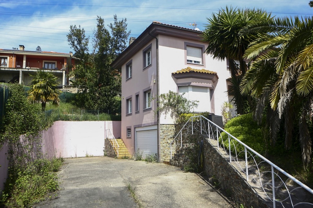 'Casa dos horrores': polícia encontra crianças vivendo entre lixo e presas há 3 anos pelos pais na Espanha