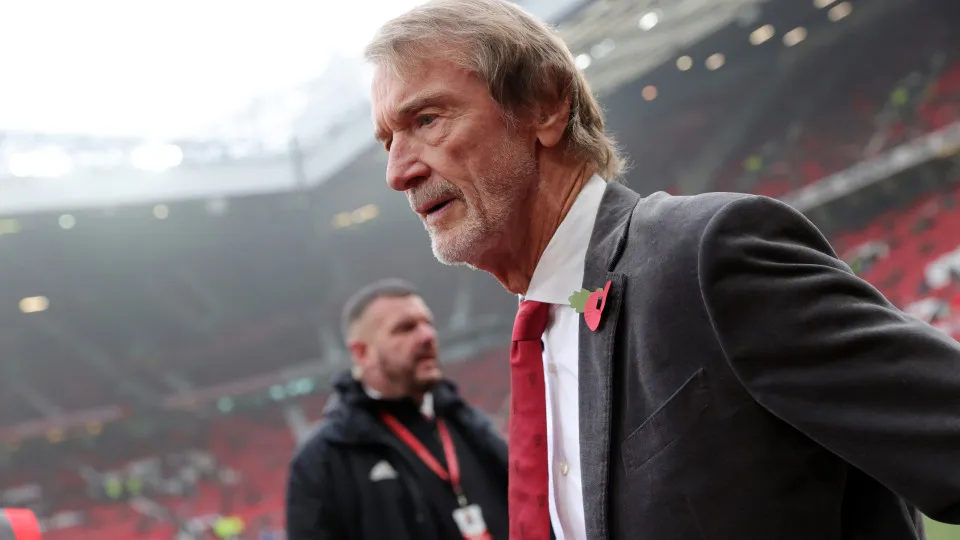 Manchester United prepara demissão de 200 funcionários para cortar custos