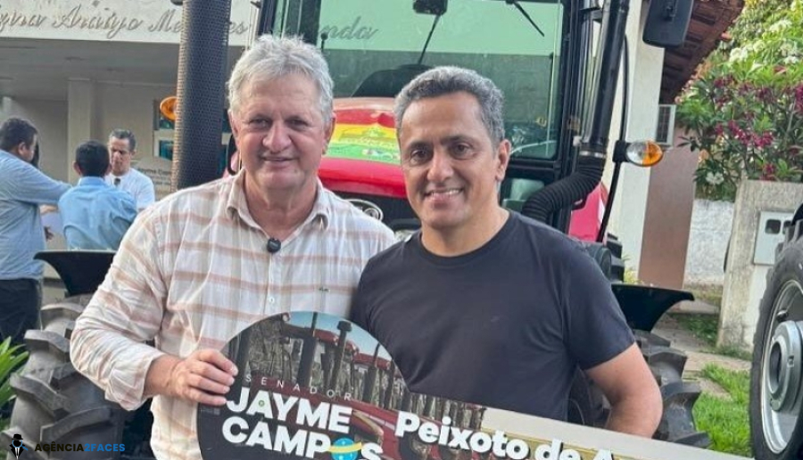 Peixoto recebe 01 motoniveladora e 01 trator de pneu do MAPA